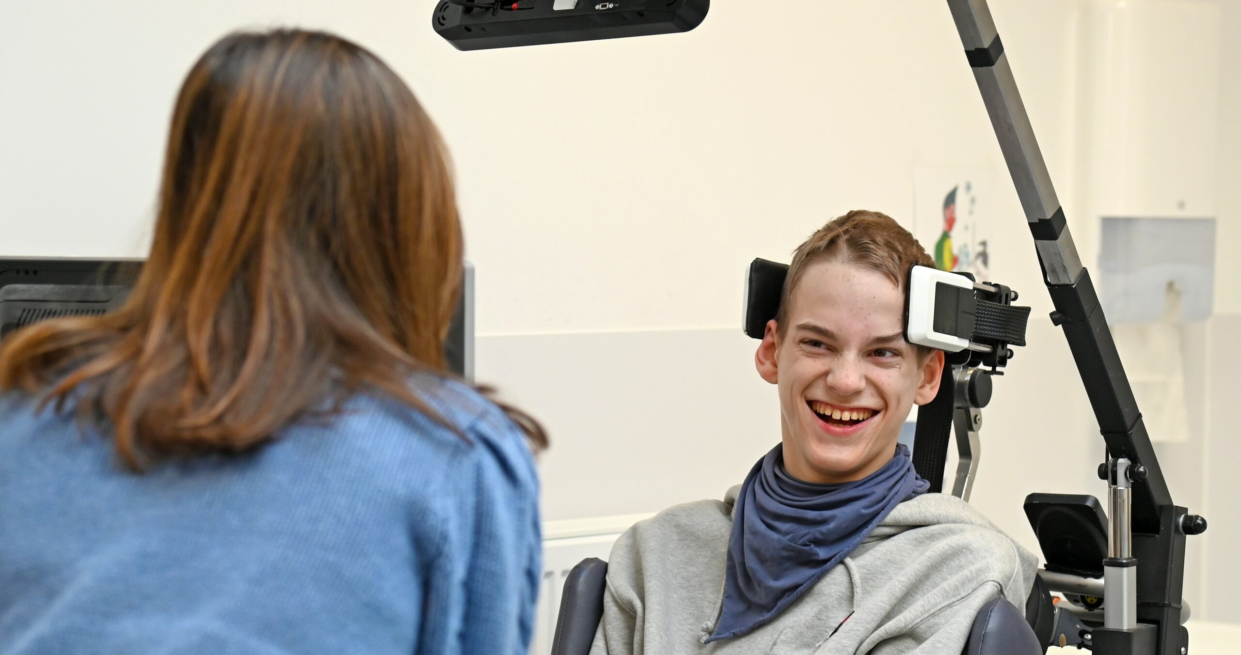 Levi Rijsbrack (22 jaar) is geboren met Cerebrale Parese. Dankzij een innovatief hoofdvoetbesturingssysteem kan hij zijn elektrische rolstoel op een ontspannen manier besturen. En dat is een enorme vooruitgang